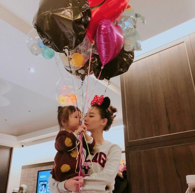 欧弟老婆今日生日，女儿jojo一句话“妈咪我爱你”把她感动哭