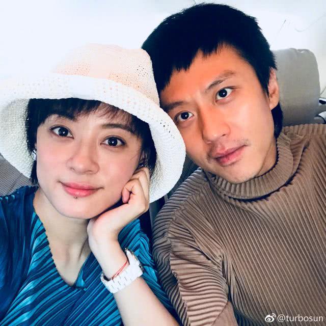 邓超孙俪结婚7周年晒合照，两人越长越像，网友：邓超穿的是女装