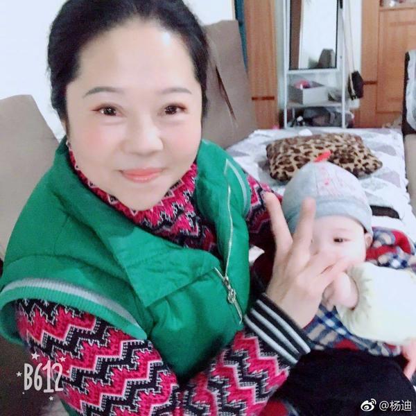 杨迪好笑吧？他妈更逗