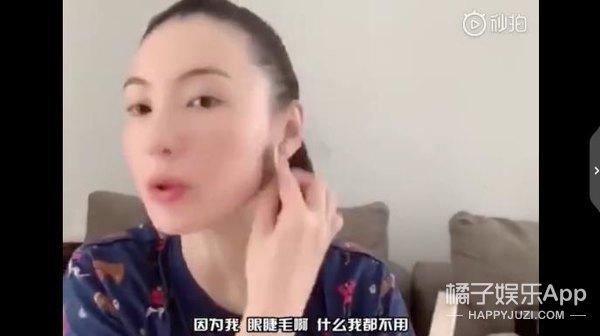 张柏芝用牙刷刷眉毛、不化眼妆和口红，这美妆教程真没啥参考价值