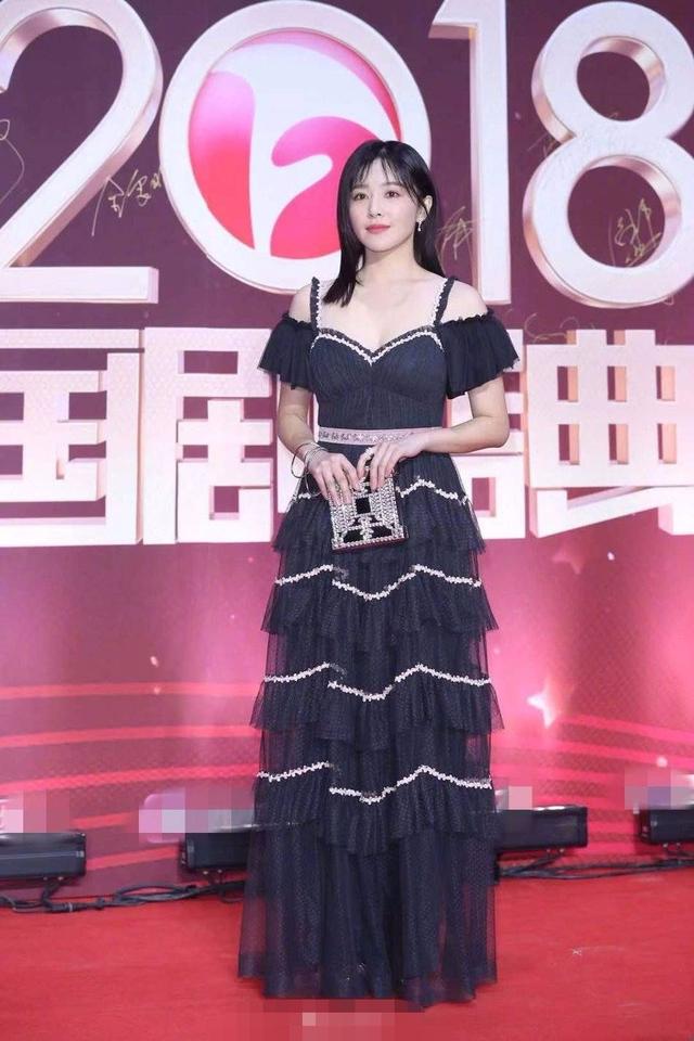 阚清子面包服凹成水蜜桃少女，下半身钢针高跟鞋很有御姐范