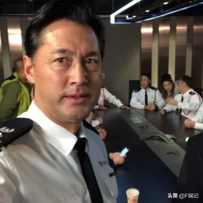 这位53岁香港型男艺人开口献唱 连向华强都站起来手舞足蹈