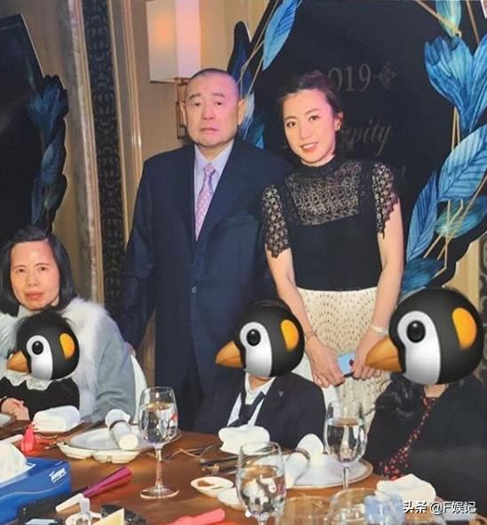 刘銮雄长子背20元不到的包出行 与甘比高调晒名牌相比算低调了