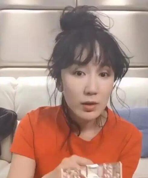 又一女星沦陷，胡一菲竟也撞脸蔡明