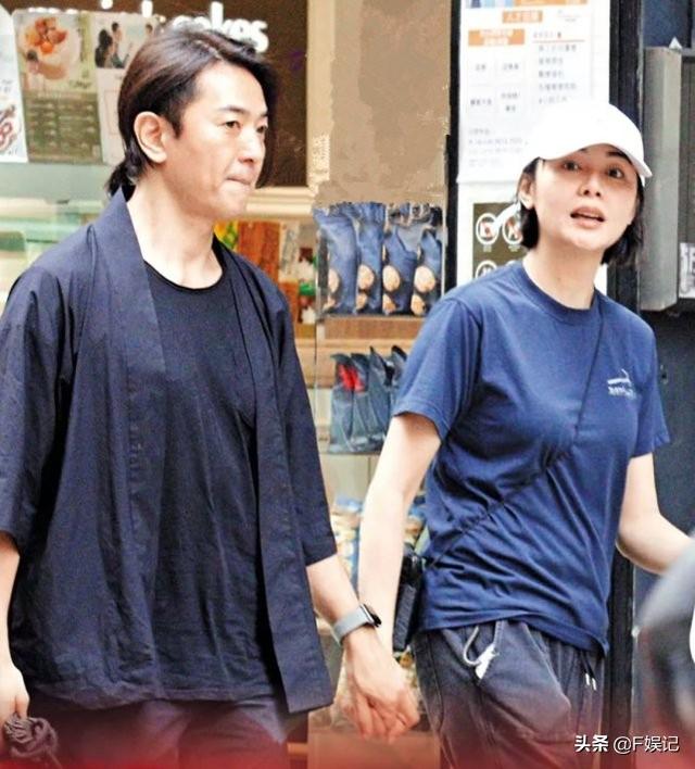 郑伊健经常陪蒙嘉慧牵手逛街吃饭 老婆未同行他就和全男班出行