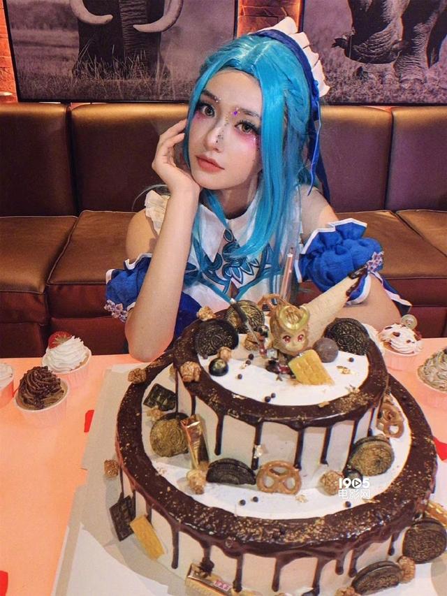 林允女仆装引热议 生日趴与周洁琼大玩cosplay