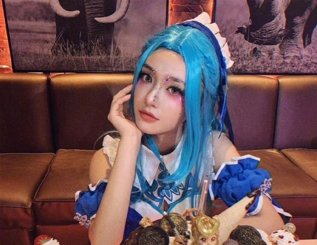 林允女仆装引热议 生日趴与周洁琼大玩cosplay