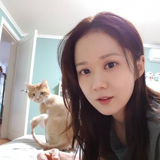 韩国女艺人张娜拉SNS发与宠物猫合影秀完美童颜