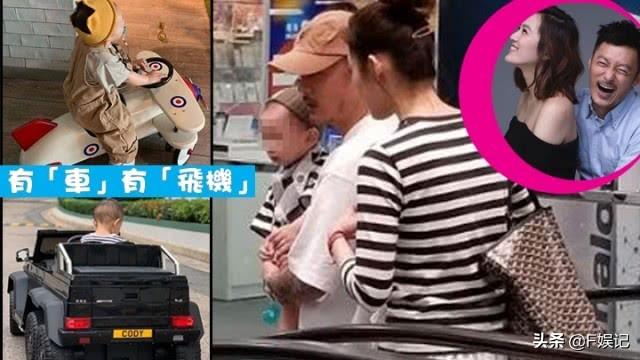 余文乐抱着1岁儿子一家三口逛街 王棠云和儿子穿母子装非常温馨