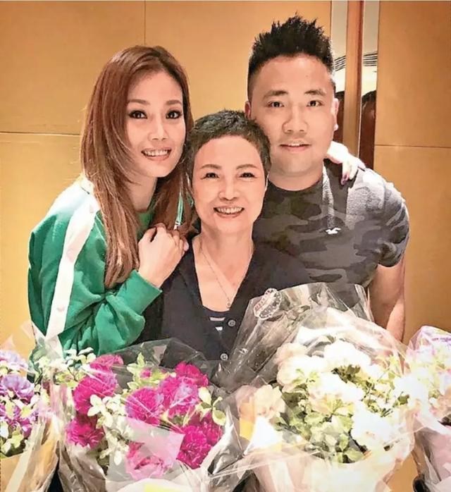 乐坛天后容祖儿​荣升大姑奶 出手阔绰送豪宅 新娘身上挂满黄金