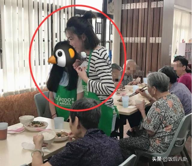 刘銮雄母亲去世4年甘比以婆婆名义做慈善，带女儿为老人派端午粽