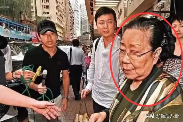 刘銮雄母亲去世4年甘比以婆婆名义做慈善，带女儿为老人派端午粽