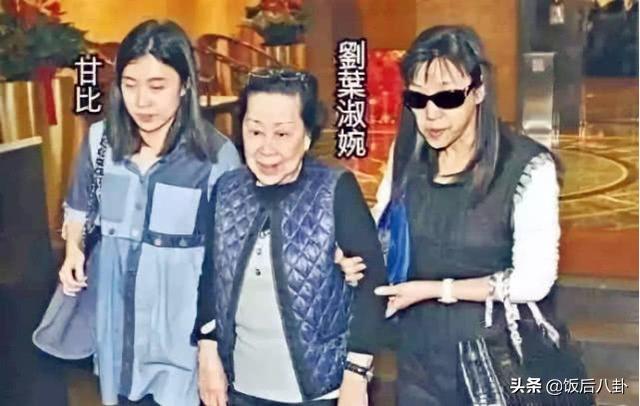 刘銮雄母亲去世4年甘比以婆婆名义做慈善，带女儿为老人派端午粽