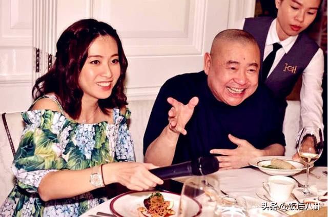 刘銮雄母亲去世4年甘比以婆婆名义做慈善，带女儿为老人派端午粽