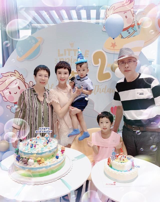 44岁金巧巧儿子办两岁生日宴，一双子女似她翻版，外公外婆现身