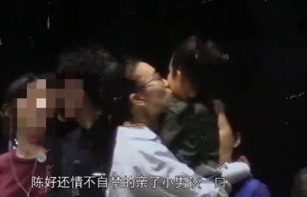 疑三胎小儿子曝光，陈好街头紧抱小男孩还送上亲吻，网友赞：有爱