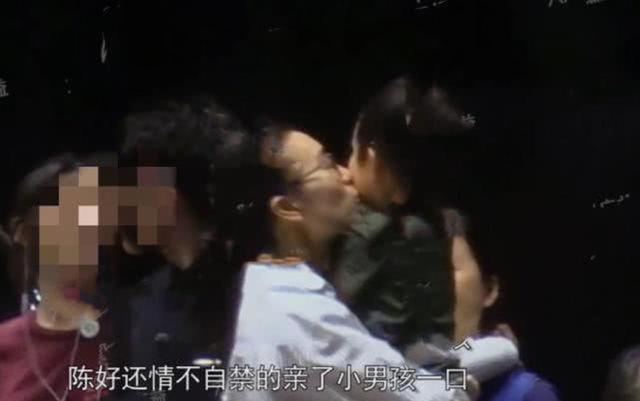 39岁陈好有三胎儿子？与家人聚餐，不抱女儿却抱着一个神秘小男孩