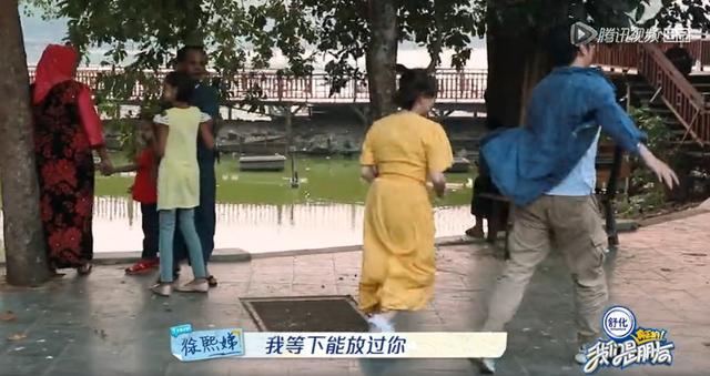 小S才是永远的小女孩，玩追人游戏和乌鸦battle，幼稚又超可爱