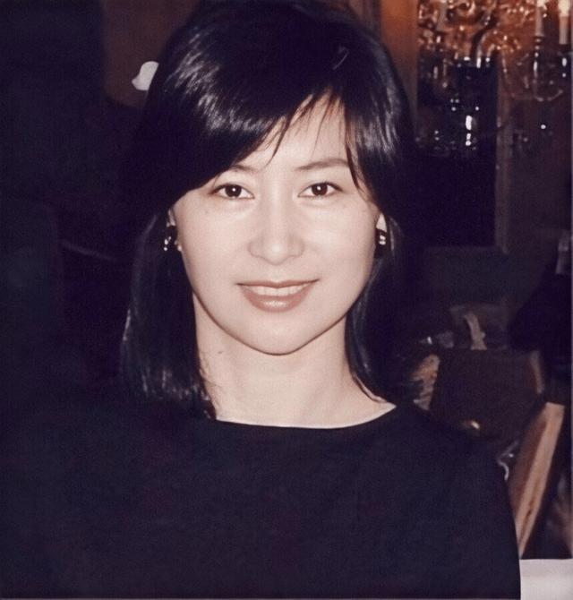 赌王56岁女儿和陌生男子吃饭举止亲密，被拍却大大方方毫不遮掩