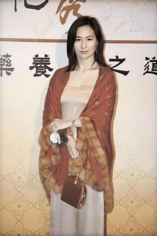 赌王56岁女儿和陌生男子吃饭举止亲密，被拍却大大方方毫不遮掩