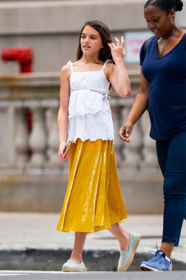 阿汤哥女儿越长越美，小苏瑞吊带配丝绒裙出街，13岁气质远超爸妈