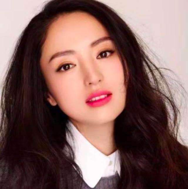 父母公开离婚后董璇3岁女儿首露面，紧牵妈妈手显乖巧