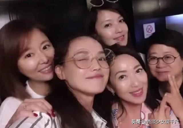 林心如舒淇参加好友聚会，两大美女素颜出镜谁更胜一筹？