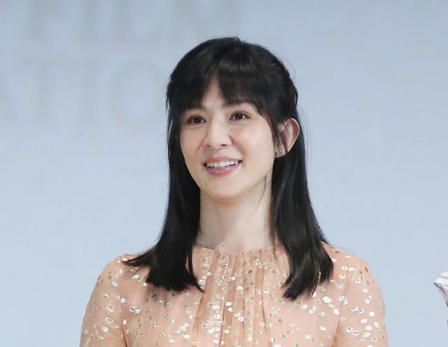 《小Q》首映梁咏琪杨采妮感动落泪 任达华递纸巾