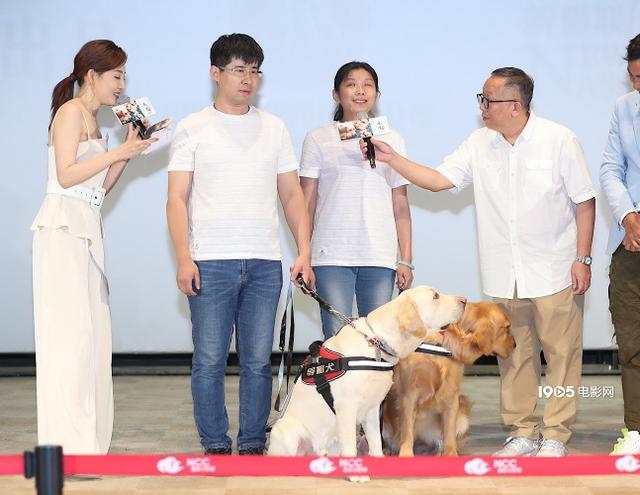 《小Q》首映梁咏琪杨采妮感动落泪 任达华递纸巾