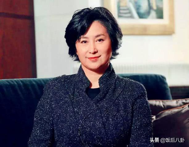 何超琼出席活动气质胜过李嘉欣，一手掌控赌王产业爱情事业都得意