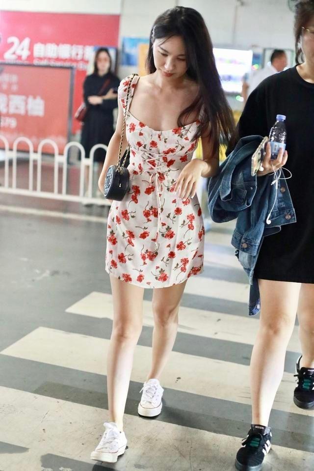 李菲儿穿碎花连衣裙沙漏型身材一览无遗，网友：臀与腰围比例完美