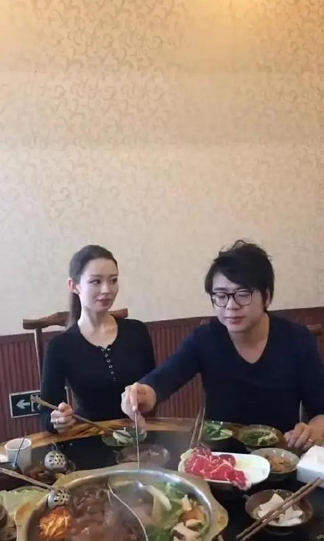 郎朗老婆身材可以打几分？腿怎么短了这么多！梨形身材五五分？