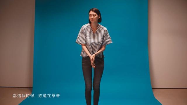 周杰伦新歌MV，三吉彩花短发搭配背带裤，美颜暴击