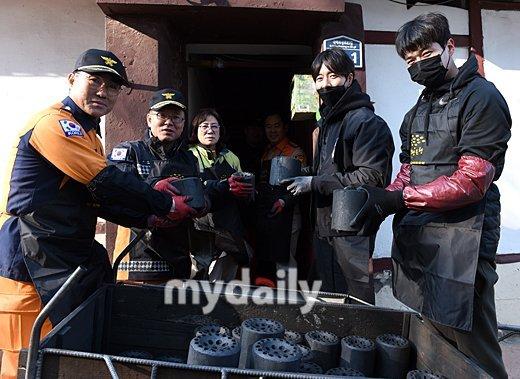 韩国艺人朴海镇为贫困家庭送去过冬蜂窝煤