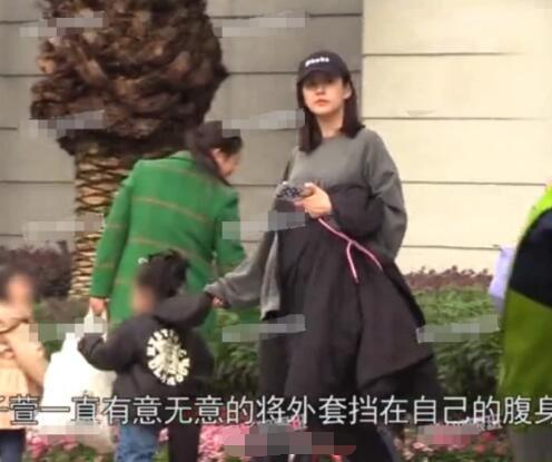 陈赫老婆二胎孕照曝光？张子萱接女儿放学，外套难掩孕肚明显