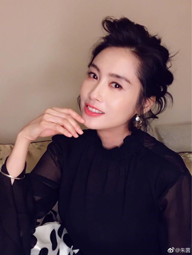 朱茵带女儿现身黄贯中演唱会，频与丈夫互动，7岁女儿乖巧可爱