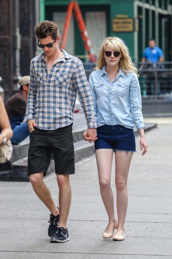 现在要看艾玛·斯通 (Emma Stone) 的街拍，是真的没那么容易了