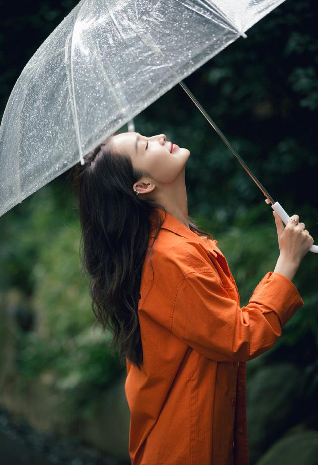 李沁雨中漫步尽显文艺范，一袭甜酷工装风置身森林中，美成了画报