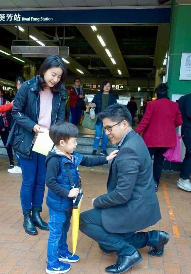 百亿身家霍启刚让儿女当小小洗车工赚零花钱 教会孩子们懂得珍惜