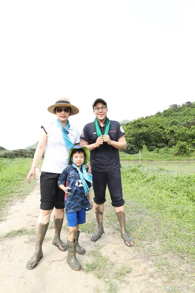 霍启刚晒亲子活动照，身体力行陪伴孩子，教育方式成豪门清流