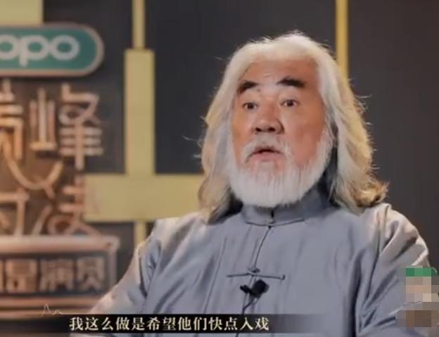 小鲜肉被张纪中连扇三个巴掌，瞬间变脸紧咬牙齿，场面太紧绷