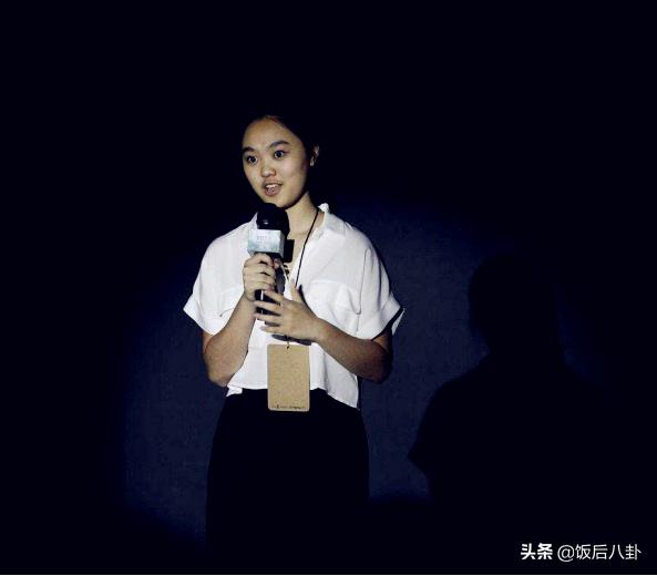 李连杰陪爱女参加晚宴满脸慈爱，19岁女儿长发披肩颜值不输妈妈