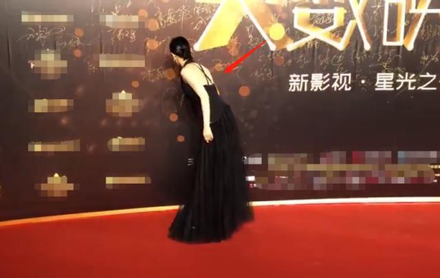 46岁富二代女星沦落商演？穿羽绒裙还冻到面部扭曲，网友：何必呢