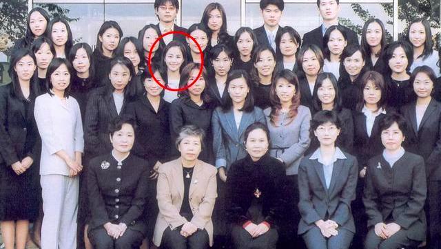 韩国明星大学旧照：具惠善脸圆圆的白白的，金泰熙美的发光了