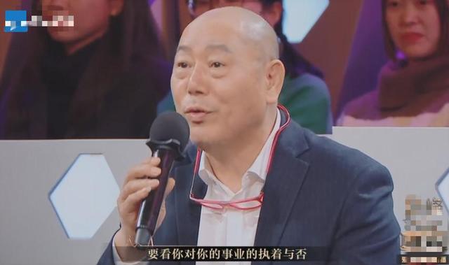 67岁刘晓庆与24岁鲜肉演情侣，舞台上当场卸妆，镜头拉近素颜惊人