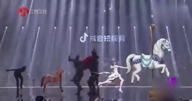 盘了十个2019年音乐演出尴尬现场，我笑出了猪叫…