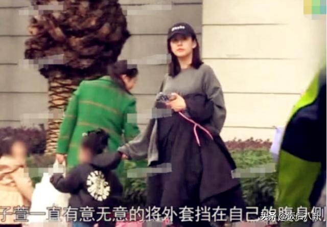 陈赫带女儿为张子萱品牌做模特，3岁安安俏皮做鬼脸动作超萌