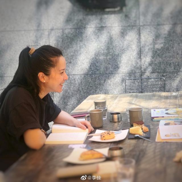 靳东妻儿现身医院，5岁儿子生病仍乖巧，靳东却在宣传新戏？