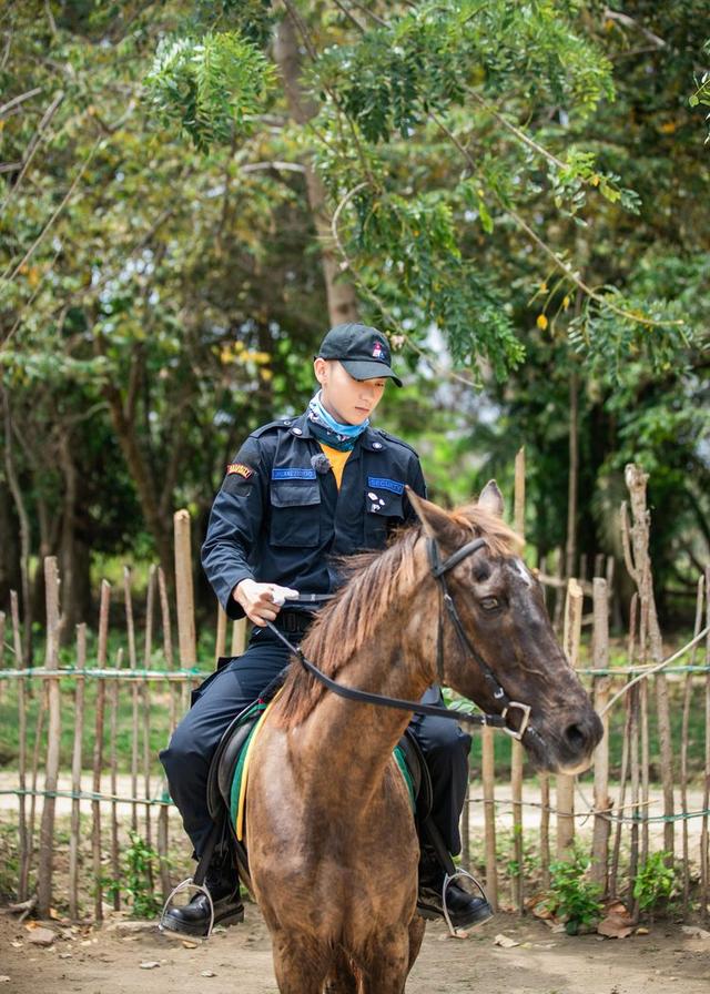 黄子韬给老虎洗澡欢乐不断，《小小的追球》全新开启热带旅程