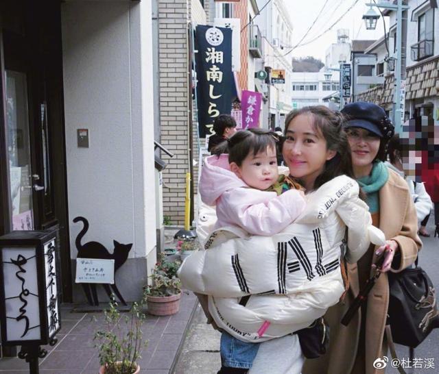 杜若溪全家出游，与严屹宽亲密合照，儿子被打扮成“小姑娘”